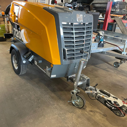 Gele betonpomp in werkplaats